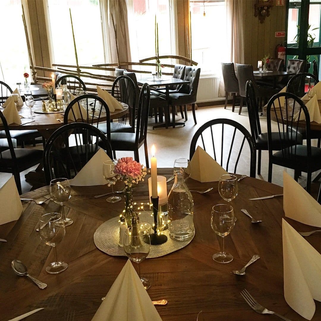 Restaurangen — dukad för fest